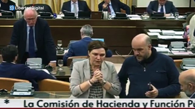 Una diputada socialista 'ruega' por el voto de ERC y Bildu para subir los impuestos a banca y energéticas