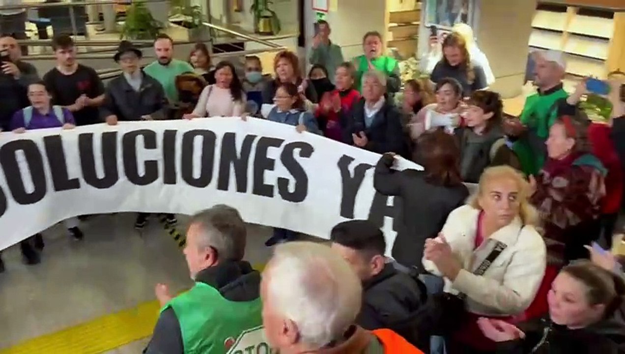 Manifestantes por el derecho a la vivienda este martes, en el interior del Ministerio de Derechos Sociales, Consumo y Agenda 2030