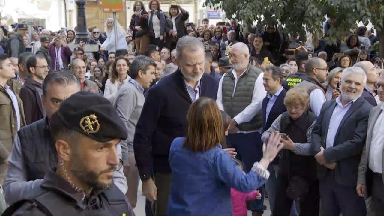 Los reyes, recibidos en la 'zona cero' de la DANA entre aplausos y gritos de "Mazón, dimisión"