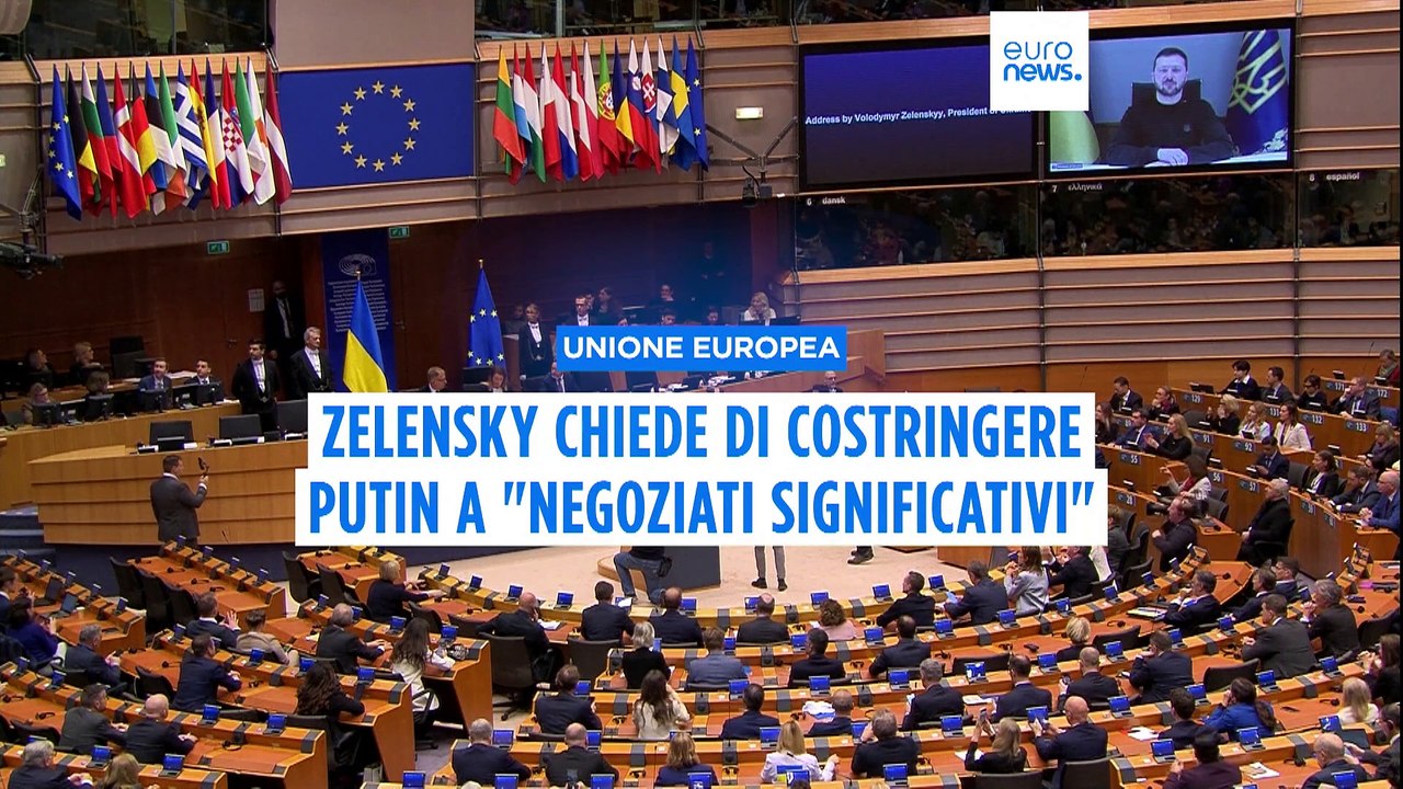 Zelensky al Parlamento Ue: Spogliare Putin dei suoi "soldi e del suo potere" per ristabilire la pace