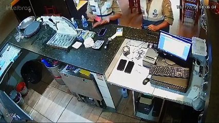 Guarda Municipal é filmada furtando celular em balcão de restaurante