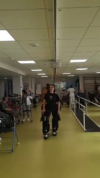 Test d'un exosquelette avec une patiente au SMR rééducation fonctionnelle de Montrodat (Lozère)