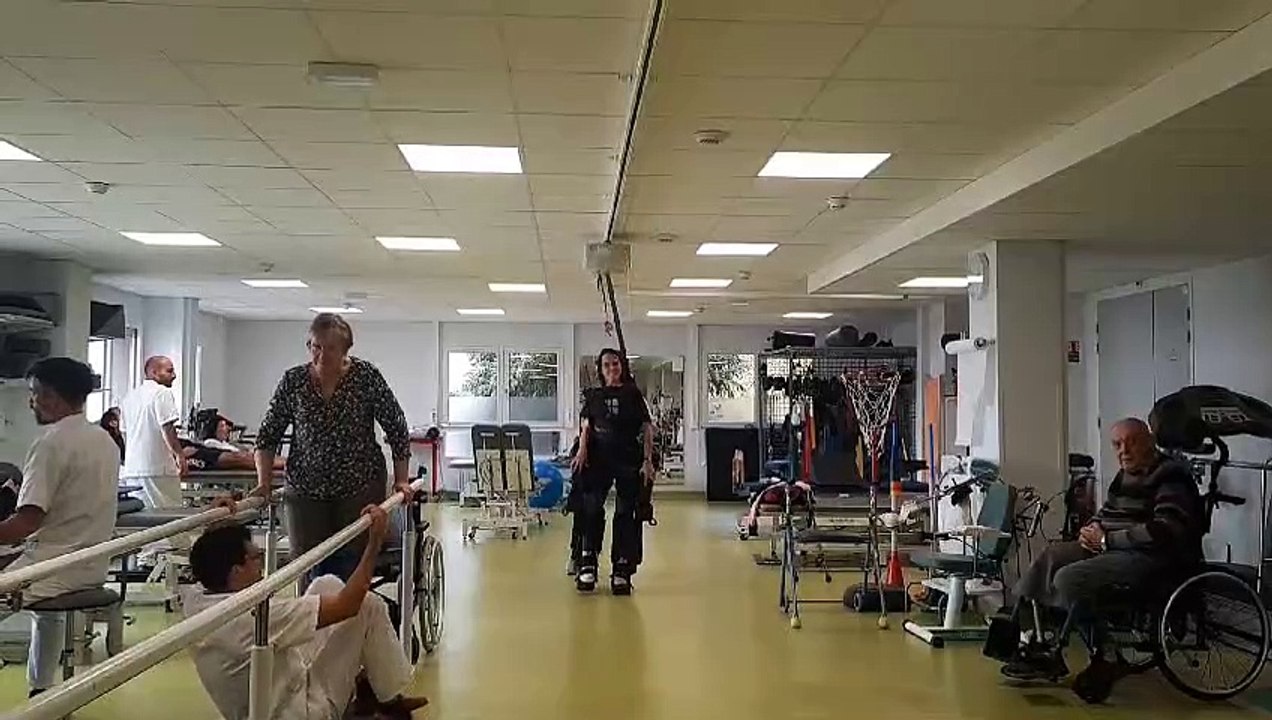 Test d'un exosquelette avec une patiente au SMR rééducation fonctionnelle de Montrodat  (Lozère)