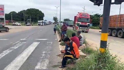 TRANSPORTISTA BLOQUEAN RUTA A WARNES
