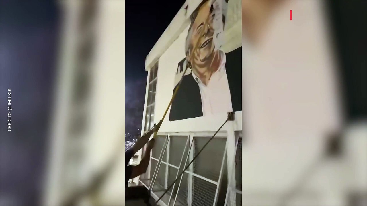 Tapan el mural de Néstor Kirchner en el edificio central del Correo Argentino