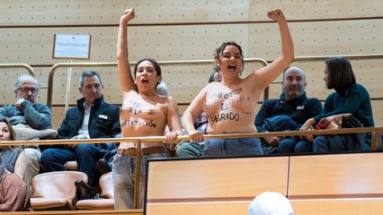 "Aborto es sagrado": así irrumpían dos activistas en el pleno del Senado