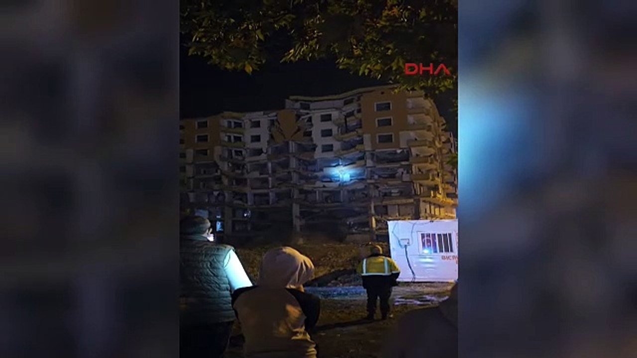 Gaziantep'te hasarlı bina 'kontrollü yıkım' sırasında çöktü