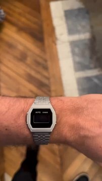 A.P.C. s’associe à Casio pour une interaction qui combine les codes de la marque française à l’iconique modèle A1000