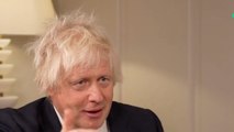 Boris Johnson rapporte un tacle d’Elizabeth II envers Emmanuel Macron