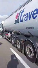 Agricultores franceses derraman dos cisternas de vino blanco procedentes de Campo de Criptana