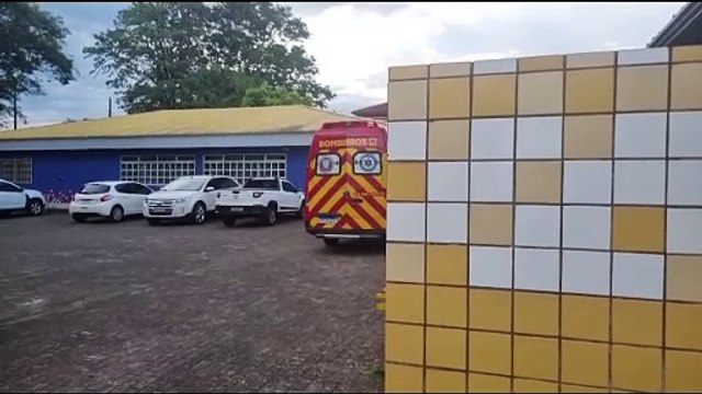 Menino de oito anos cai do escorregador em escola e sofre suspeita de fratura