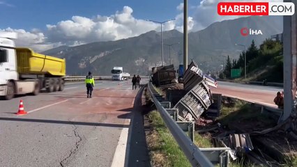 Hatay'da Fren Arızası Nedeniyle Kamyon Bariyere Çarptı