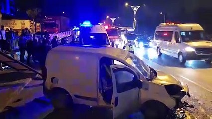 Otobüs durağına çarpan hafif ticari aracın sürücüsü yaralandı