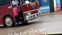 Cobrador de bus agrede a señor de la tercera edad