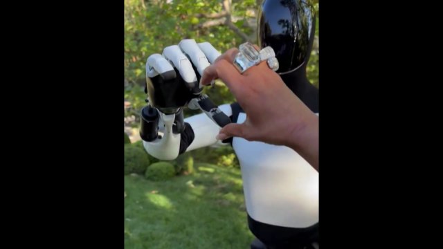 킴 카다시안, 테슬라 로봇과 '손 하트' 영상 게시 / YTN