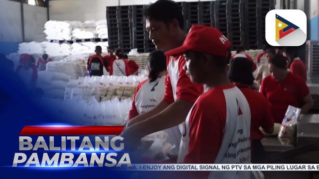 Mga benepisyaryo ng TUPAD, tumulong sa repacking ng FFPs sa National Resource Operations Center ng DSWD