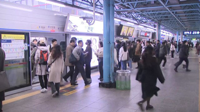 서울 지하철 노조 '준법 투쟁' 돌입...일부 열차 지연 / YTN