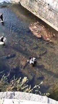 Así ha sido el rescate del hombre que cayó al río Bernesga