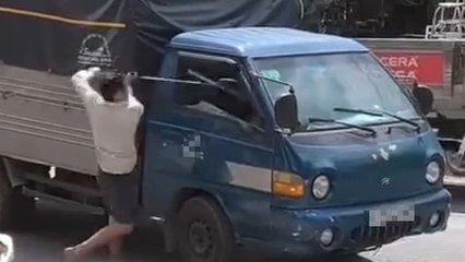 Mâu thuẫn giao thông, nhóm người đánh nhau gây náo loạn