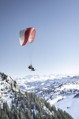 Prendre un peu de hauteur avec @Alexgrbbb ⛷️ Quand tu sais pas choisir entre le parapente et le ski, et bien tu fais les deux ! 🤔 🎁 Tous nos bons plans à retrouver en bio !👉🏻 Abonne-toi au Petit Mauda pour plus d'inspiration ! 🌳©️ Crédit : @alexgrbbb