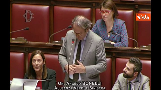 Bonelli in Aula intona ?Il ragazzo della via Gluck? di Celentano durante il suo intervento