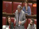 Bonelli in Aula intona ‘Il ragazzo della via Gluck’ di Celentano durante il suo intervento