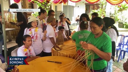 Keseruan Mama-Mama Papua Menganyam Bambu di Tigawasa, Desa Tua Bali Utara