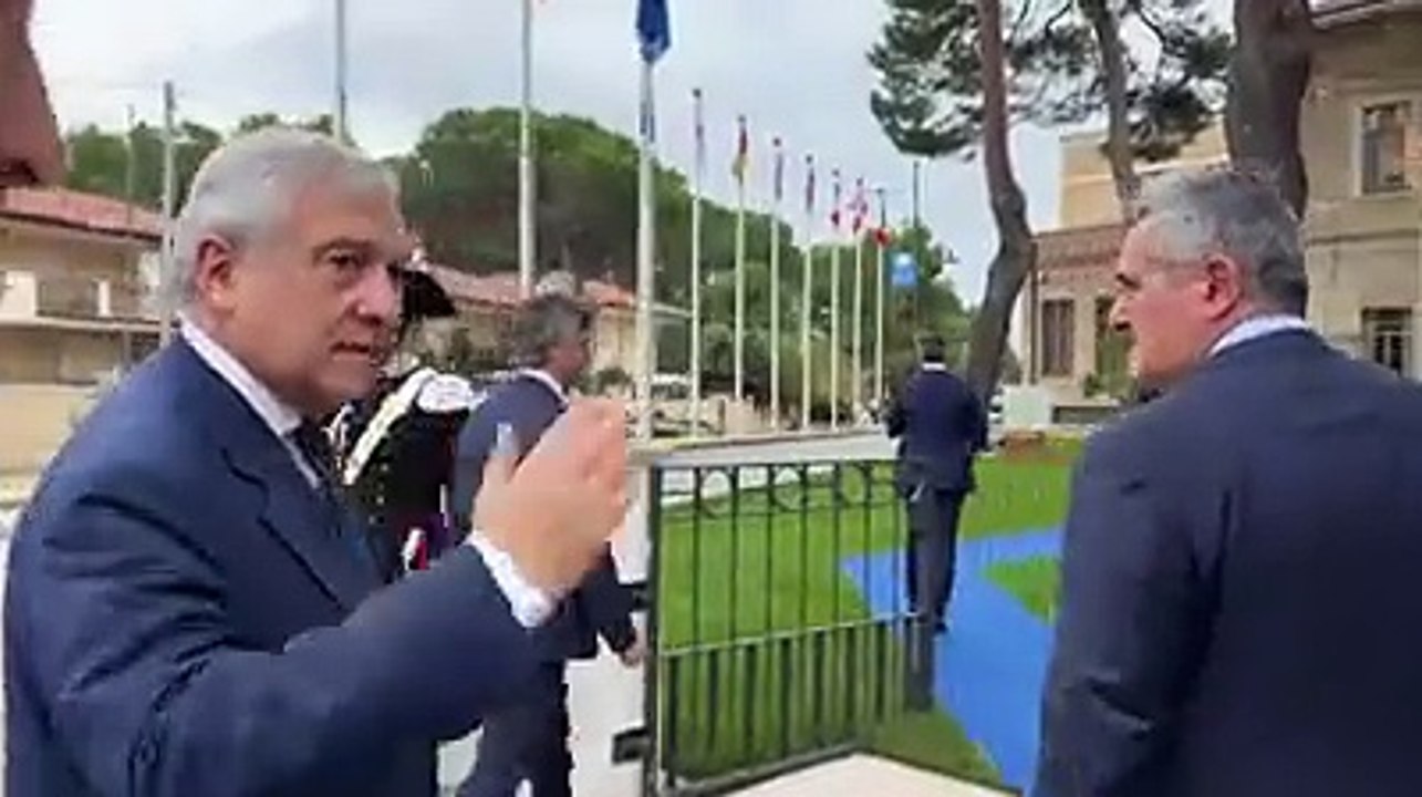 Il G7 all'Aurum, tutti in fila per la foto di famiglia e i lavori del terzo giorno