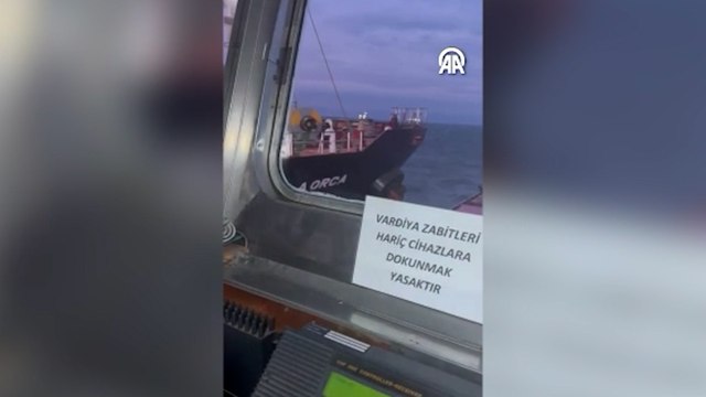 İstanbul'da demirli 2 gemi lodosun etkisiyle birbirine sürttü