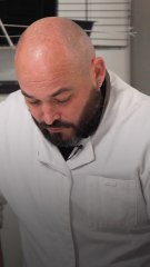 Ancien enfant de la DDASS, Cédric s’en est sorti grâce à sa passion pour la boucherie. Pour neo, il raconte comment son travail lui a sauvé la vie. 🥩