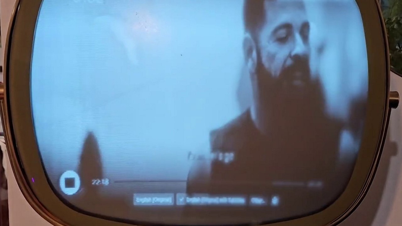 Ikonisches Fernsehgerät der 1950er Jahre, das nachgerüstet wurde, um Netflix und YouTube abzuspielen