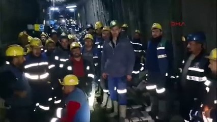 Yüzlerce madenci kendini madene kilitledi