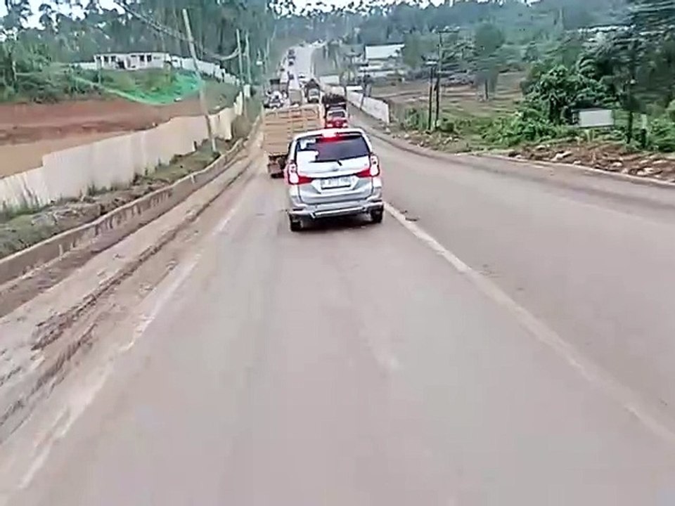 Embung di Pinggir Jalan Negara Arah IKN Meluap