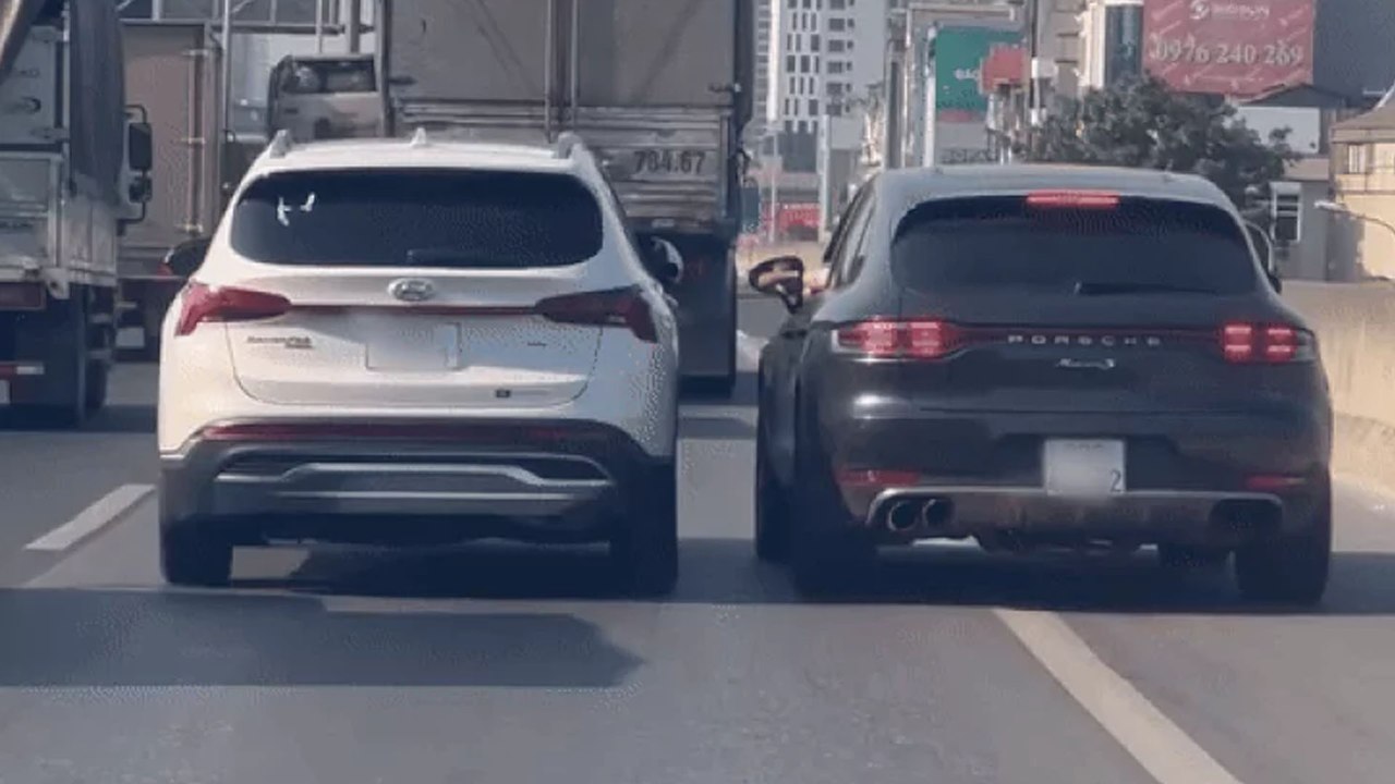 Tài xế Porsche đi làn khẩn cấp, đập gương xe Hyundai