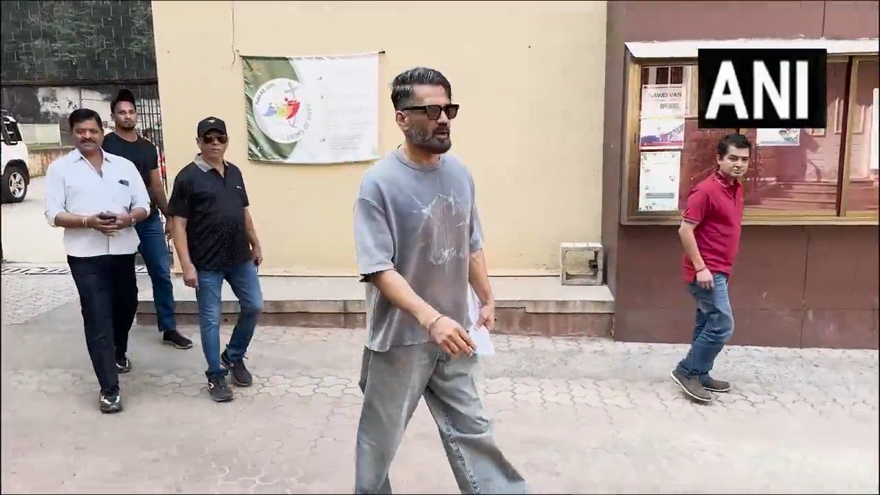 अभिनेता सुनील शेट्टी महाराष्ट्र विधानसभा चुनाव के लिए वोट डालने बांद्रा में एक मतदान केंद्र पहुंचे