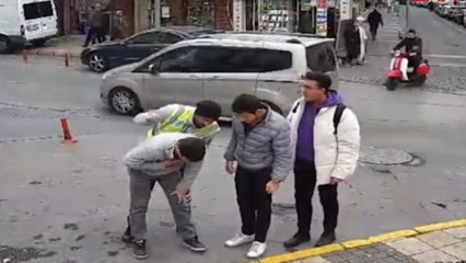 Boğazına şeker kaçan genç, 'heimlich' manevrası ile kurtarıldı; o anlar kamerada