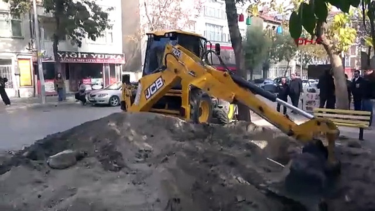 Defineciler belediye çalışanı gibi giyinip şehir merkezini kazdılar