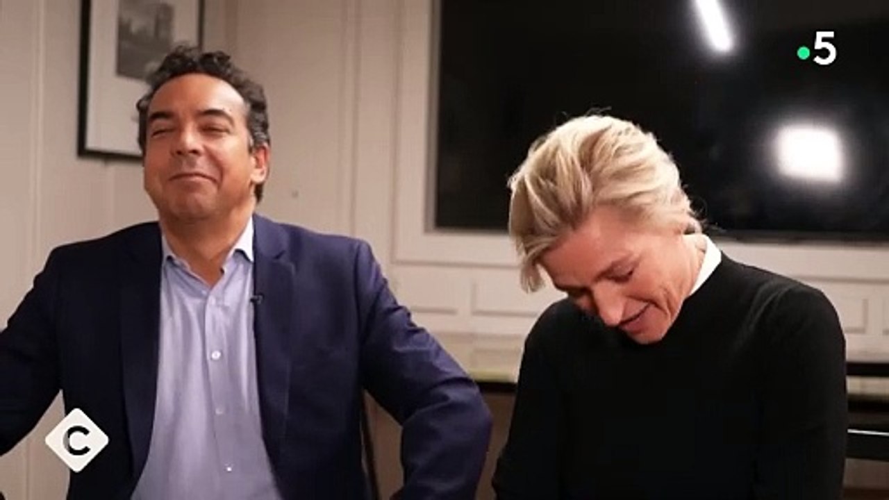 Anne-Elisabeth Lemoine se fait écraser la main par Boris Johnson