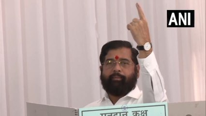 महाराष्ट्र CM और कोपरी-पचपखड़ी विधानसभा सीट से शिवसेना उम्मीदवार एकनाथ शिंदे ने वोट डाला