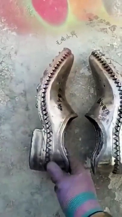 Des chaussures en métal...
