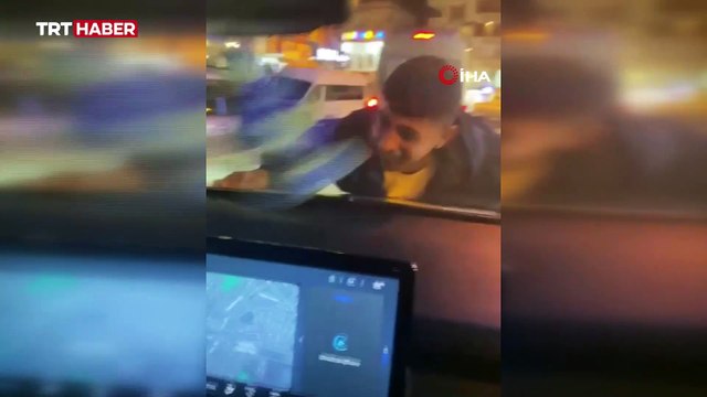 Seyir halindeki aracın kaputuna tutundu, dakikalarca ilerledi