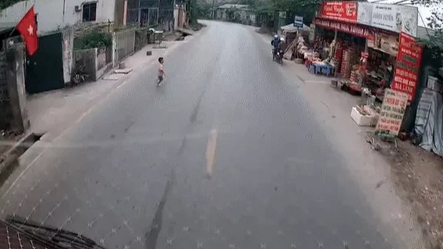 Bé trai ở Phú Thọ thoát chết trước ô tô, tài xế phanh cháy lốp