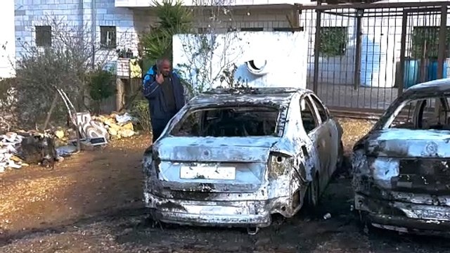 مستوطنون يشعلون النيران بسيارات فلسطينية في بلدة المزرعة الغربية