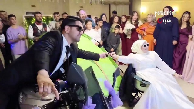 Eşi benzeri görülmemiş düğün: Kamp tutkunu çift düğün salonunu kamp alanına çevirdi!