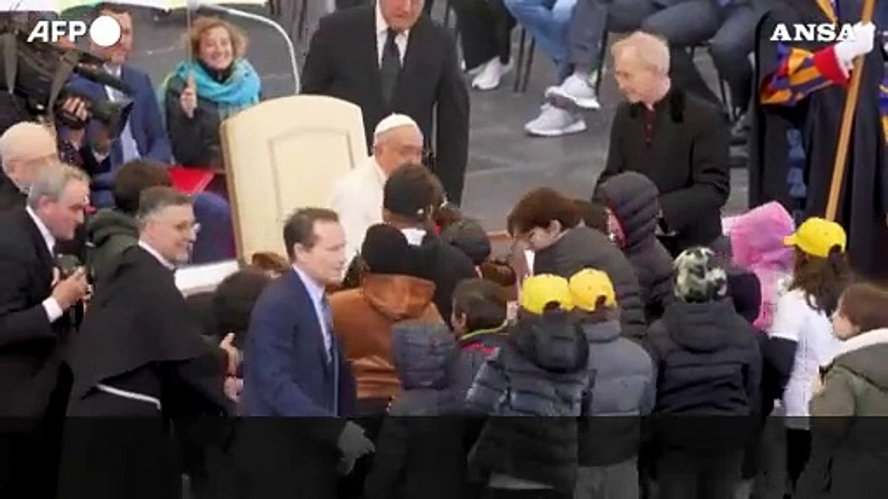 Papa: "L'invasione russa dell'Ucraina e' un disastro vergognoso"