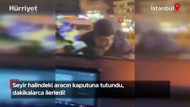 Seyir halindeki aracın kaputuna tutundu, dakikalarca ilerledi!