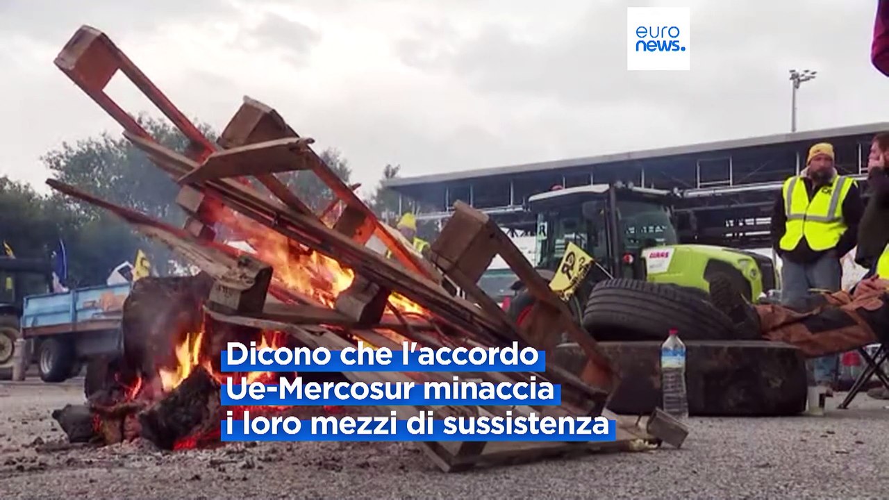 Francia, gli agricoltori bloccano un'autostrada per protestare contro l'accordo Ue-Mercosur