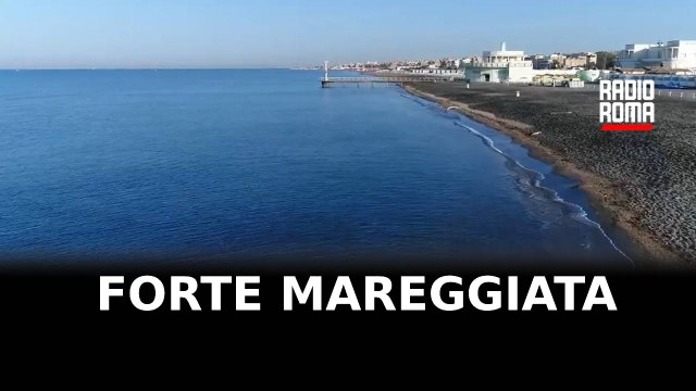 Forte mareggiata sul litorale romano, onde oltre due metri