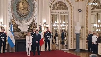 Meloni in Argentina, viene accolta da Milei nel Salon Blanco