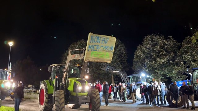 Les agriculteurs ont manifesté devant la sous-préfecture de Montbrison